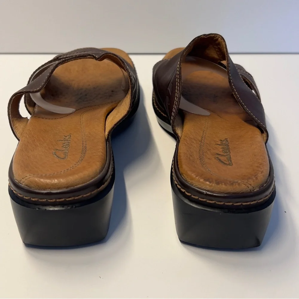 CLARKS Women’s 7M Brown Slip On Open Toe Sandal